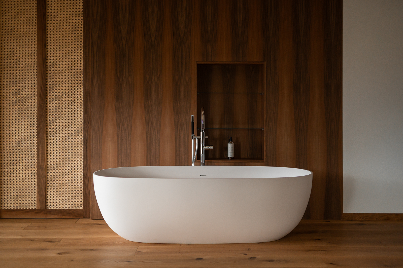 Freistehende Badewanne im Penthouse